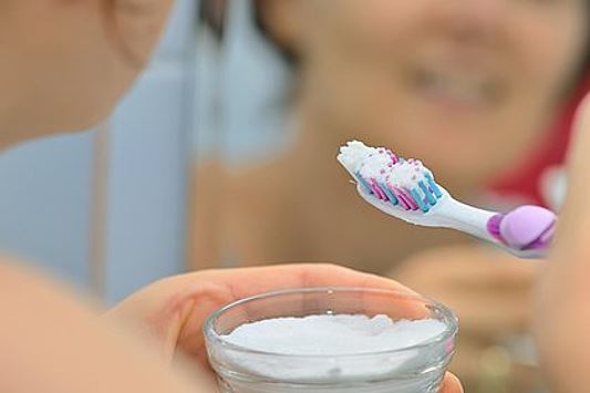 Стоматолог предупредила о вреде соды как чистящего средства для зубов